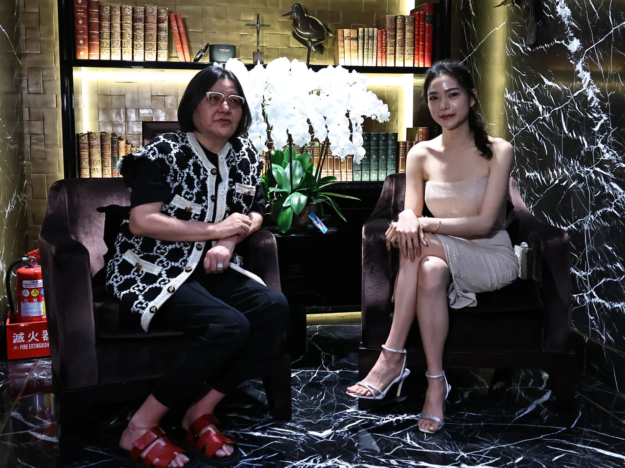 寬姐(左)與錢安琪接受專訪。黃威哲攝