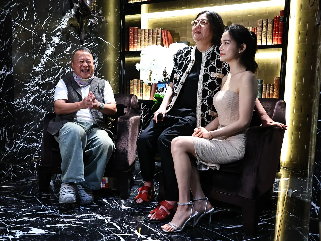 曾志偉(左)妙語如珠,寬姐(中)與錢安琪被逗樂。黃威哲攝