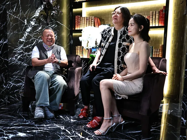 曾志偉（左）妙語如珠，寬姐（中）與錢安琪被逗樂。黃威哲攝