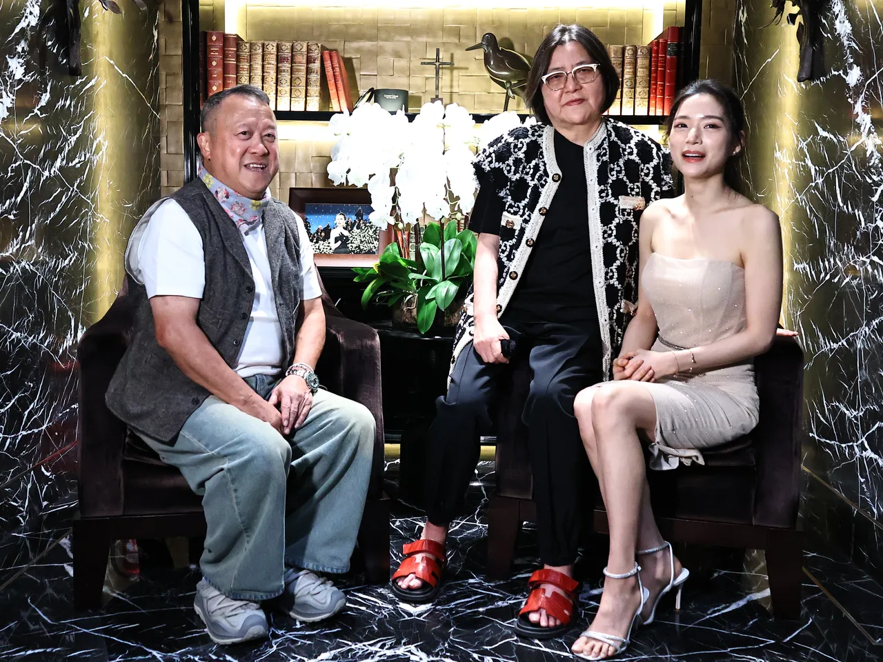 曾志偉(左)來探班,與寬姐(左)誇讚錢安琪拍戲認真。黃威哲攝