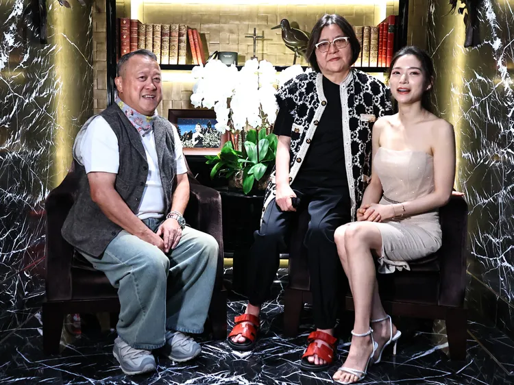 曾志偉（左）來探班，與寬姐（左）誇讚錢安琪拍戲認真。黃威哲攝