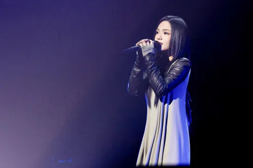 金曲歌后徐佳瑩南半球畫面曝光 躺草皮做「羞恥」的事