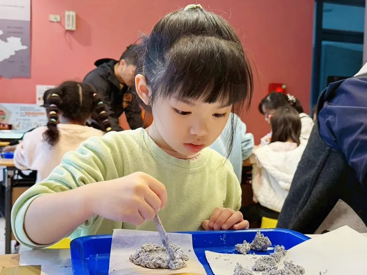 圖3十三綠時尚「鏡然是紙－八里三寶手拿鏡」讓參與者使用回收紙，深度體驗八里農業文化。館方提供