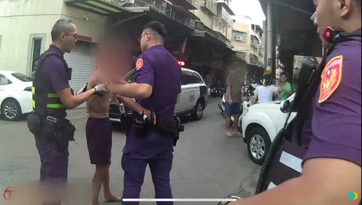 發酒瘋遭鄰制止!鶯歌赤膊醉男「持雙刀嗆輸贏」 警快打部隊包圍逮人