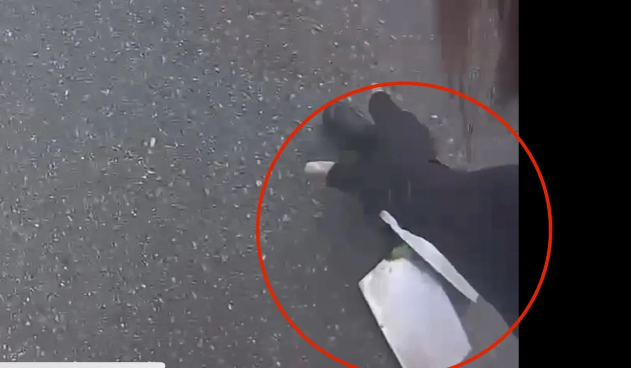 警消到场捡起地上两把菜刀,醉男手部已经有受伤。翻摄画面