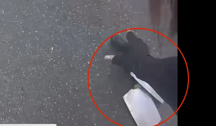 警消到場撿起地上兩把菜刀，醉男手部已經有受傷。翻攝畫面