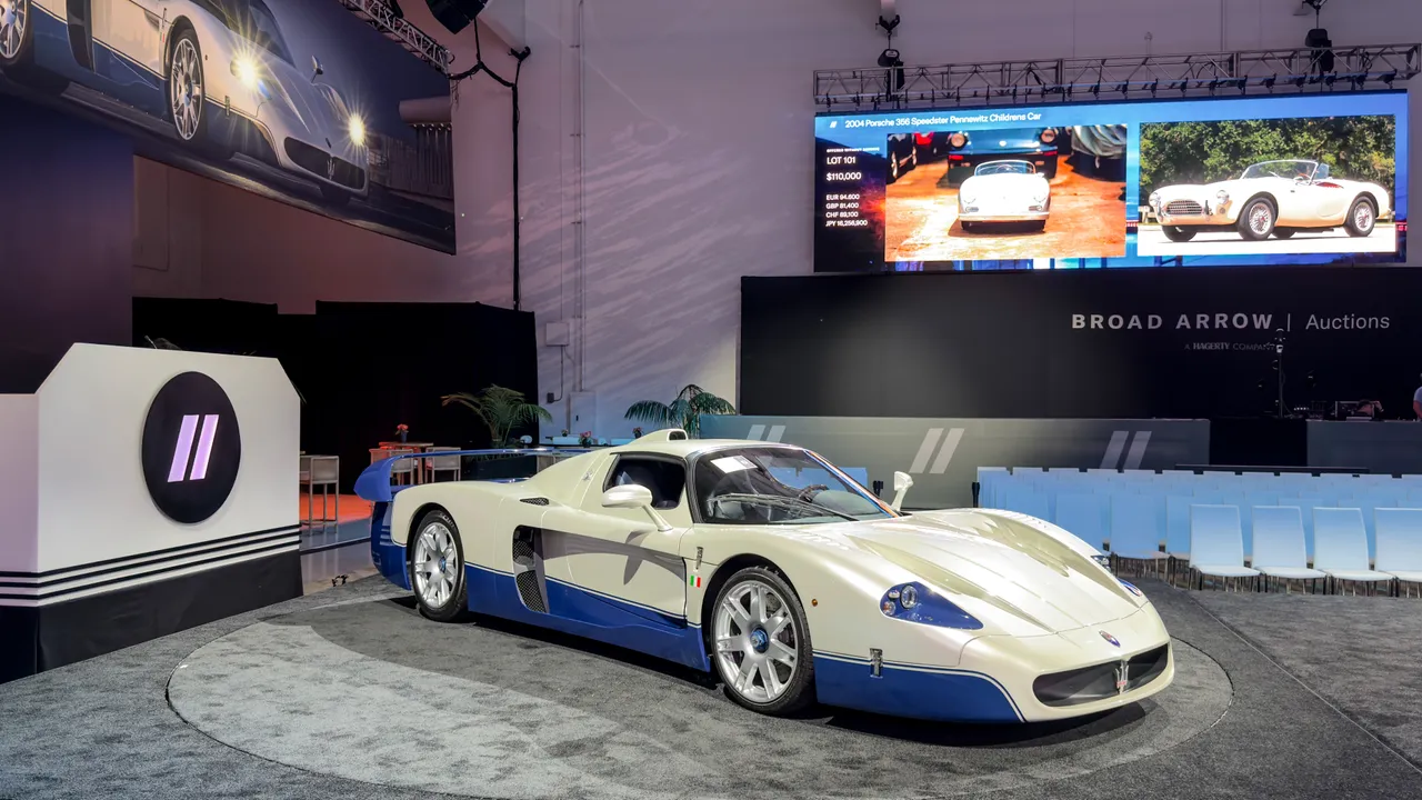 MC12 Stradale全球仅限量生产50辆, 2004年与2005年各25辆,搭载5988c.c. V12自然进气引擎,最高输出630匹马力,标志性的纯白车身以蓝色细节妆点。业者提供