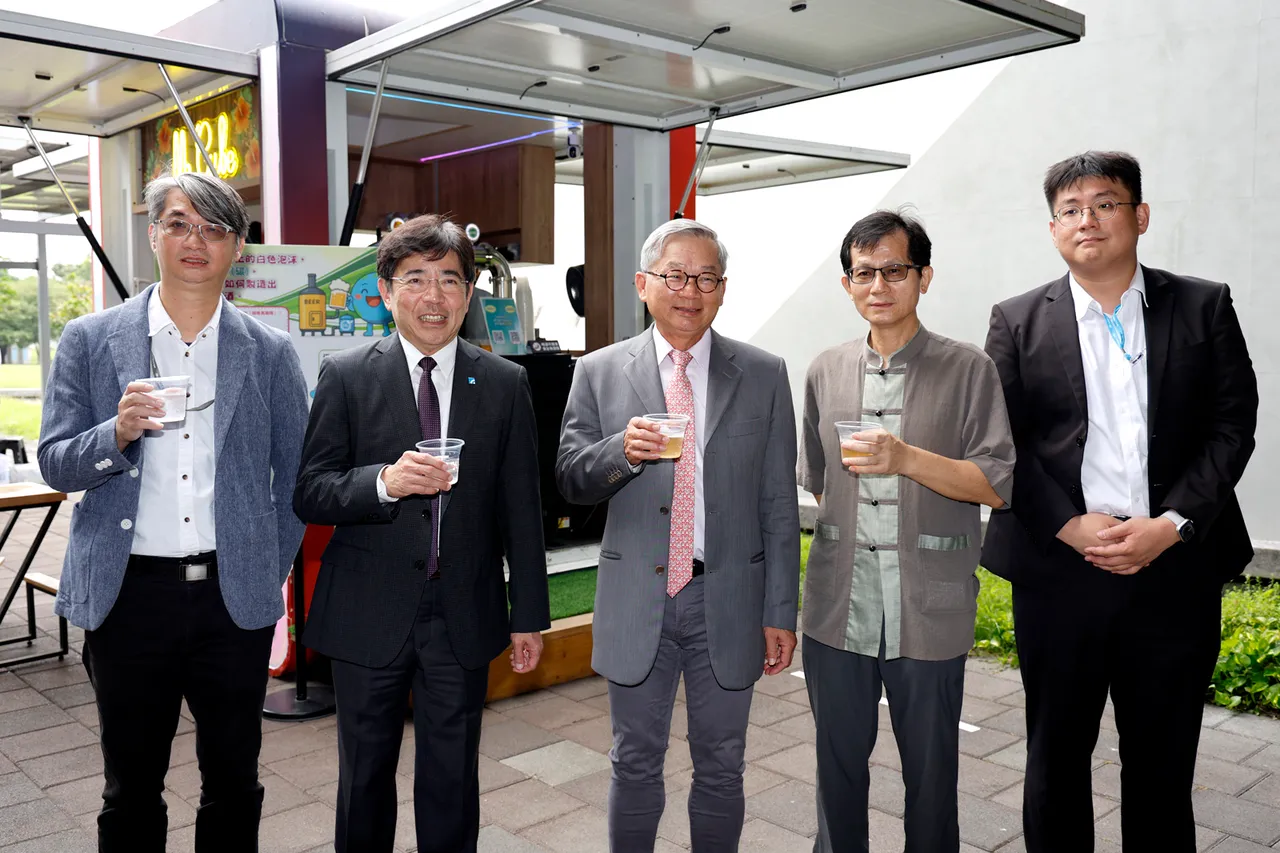 工研院应用「移动式太阳光储设备E-Cube」,打造碳循环啤酒吧,当中的「固态胺碳捕捉技术」则从啤酒制造厂的工业制程排气中有效抓住二氧化碳,回收利用后生产低碳排放啤酒。左起为工研院绿能所组长黄朝扬、工研院院长刘文雄、行政院政委兼国科会主委吴诚文、台南市政府副秘书长殷世熙、工研院绿能所副理张书怀。工研院提供
