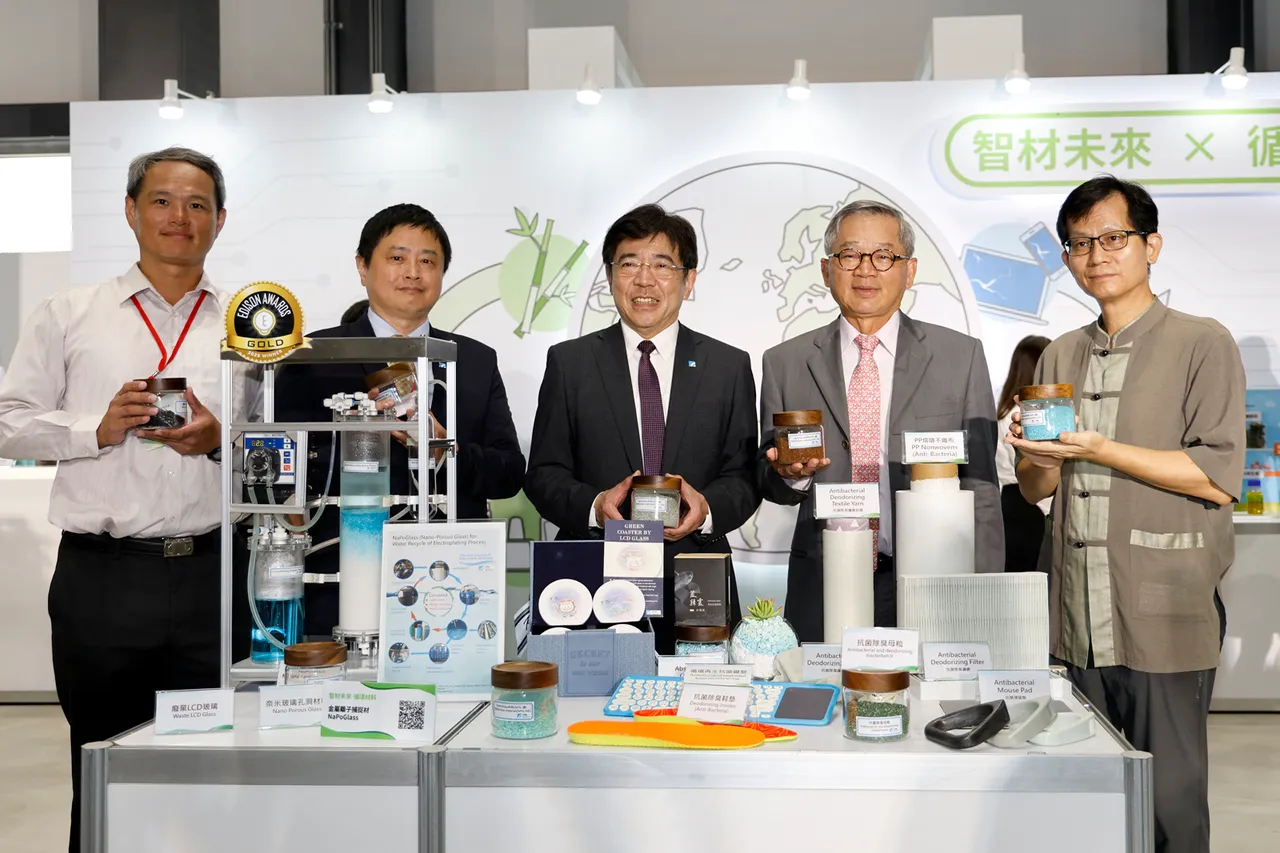 工研院研发的「金属离子捕捉材NaPoGlass」,透过循环设计及专利组成技术,以国内循环玻璃为料源,转制成奈米孔洞玻璃材料NaPoGlass,应用于金属废水循环的低碳化制程,不仅同时解决两大废弃物的问题,并创造出具有双循环低碳特色的长效抗菌材料。左起为工研院材化所经理杜子邦、工研院材化所副所长温俊祥、工研院院长刘文雄、行政院政委兼国科会主委吴诚文、台南市政府副秘书长殷世熙。工研院提供