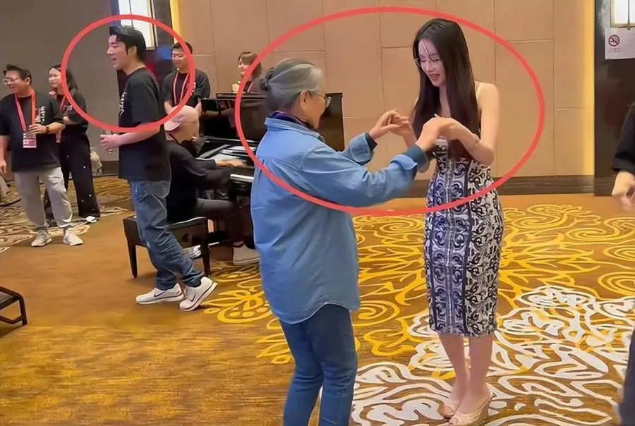 疑似王力宏新歡(右)與王媽媽慶功宴上一起跳舞。摘自微博