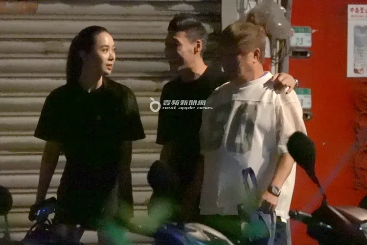 胡瓜乾女兒香蜜拉（左起）、鑽石商老公Alex跟胡瓜勾肩搭背，送他去坐車。特勤中心攝