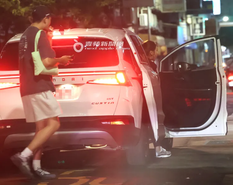 Alan（左）叼著菸，邊吸邊往計程車移動和小禎（右）一起上車。特勤中心攝