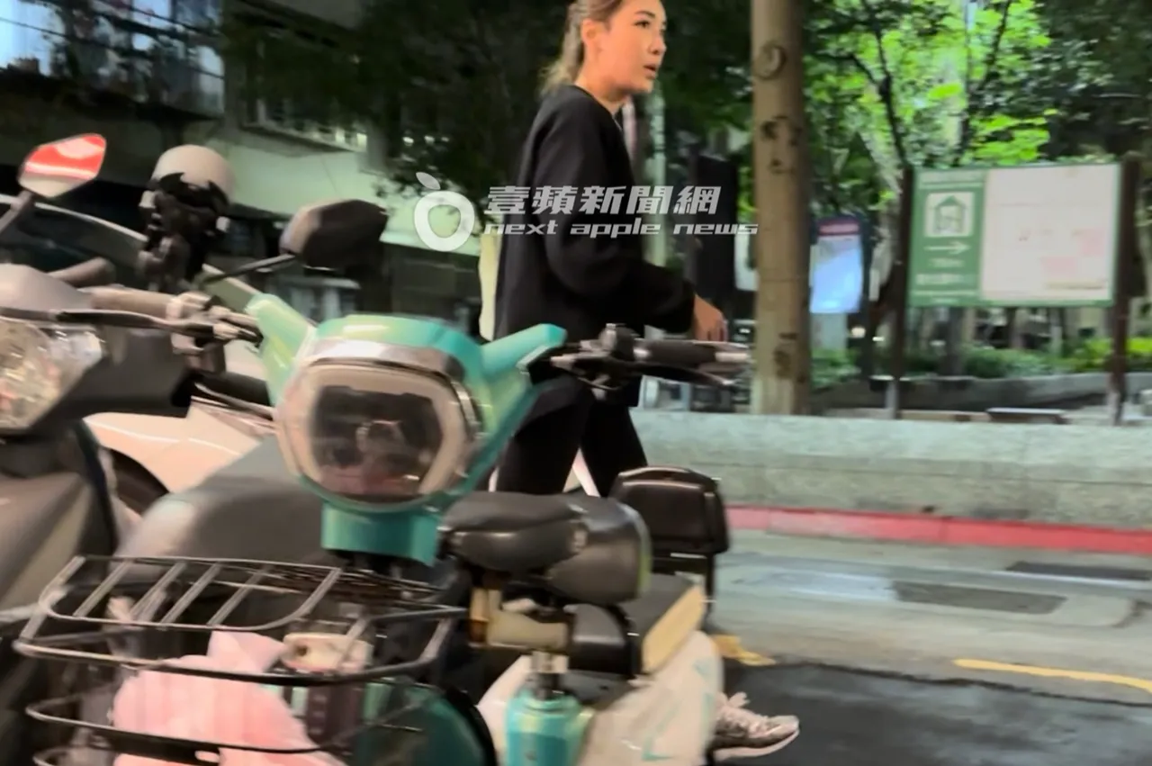 晚間6點半,小禎和男友Alan搭計程車抵達餐廳。特勤中心攝