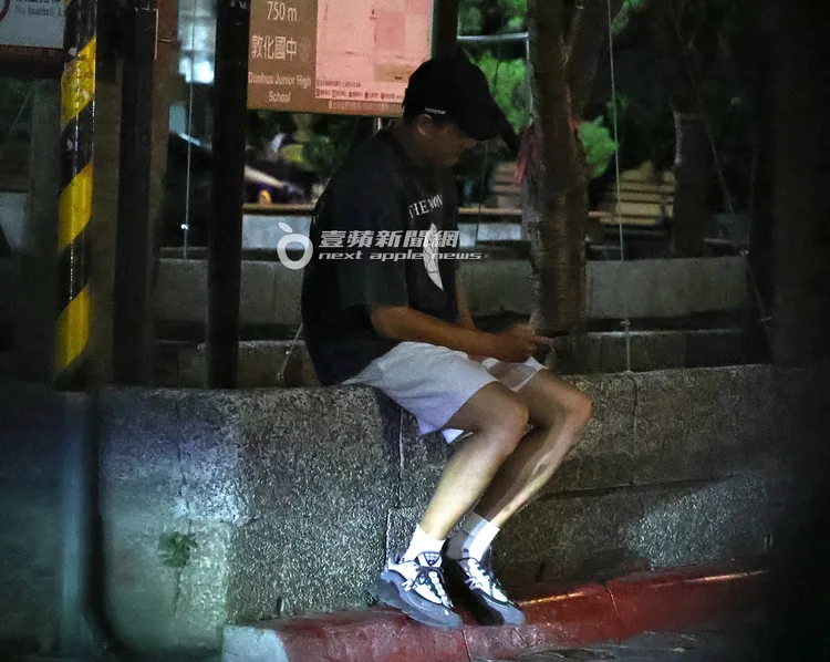 小禎男友Alan獨坐在公園抽菸沉思。特勤中心攝