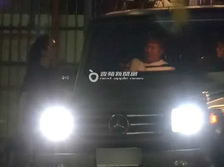 香蜜拉(左)送乾爹胡瓜坐上賓士頂級越野車G55 AMG。特勤中心攝