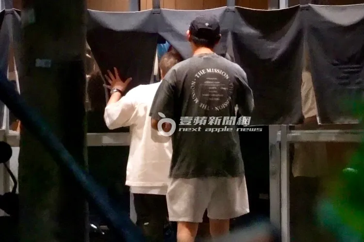 身高180公分的Alan，跟在準岳父胡瓜和女友小禎身後一起進餐廳同歡。特勤中心攝