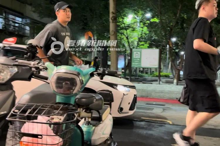 Alan（左）跟在小禎後頭下計程車。特勤中心攝