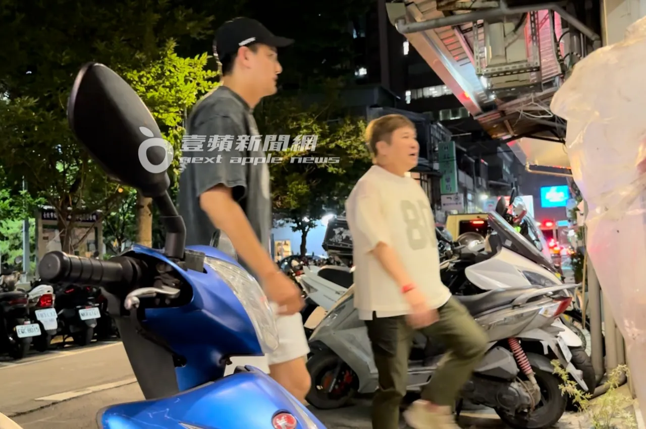 Alan和胡瓜打招呼一起走進餐廳聚會。特勤中心攝