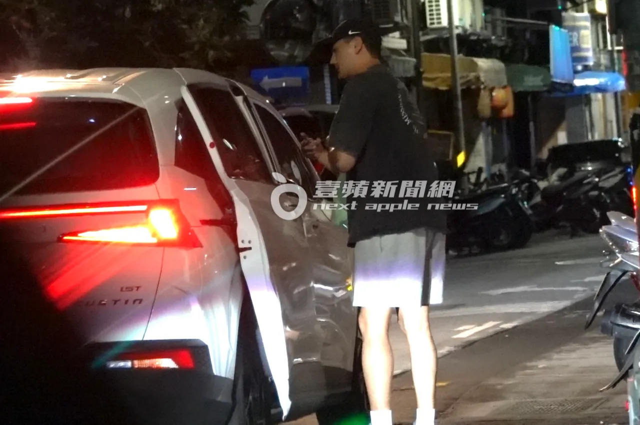 Alan肩背帆布包,抽完菸後小跑步上計程車,跟女友小禎離開。特勤中心攝