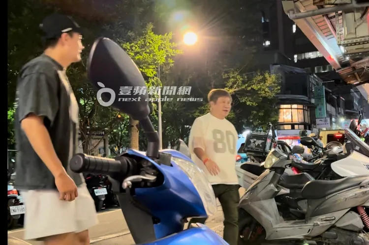 Alan抽完菸立馬上前迎接準岳父胡瓜大人。特勤中心攝