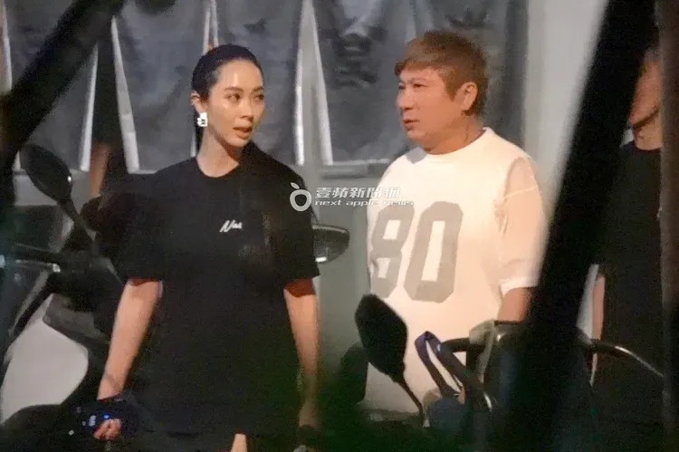 深夜10點半,胡瓜(右)由乾女兒香蜜拉和鑽石商老公Alex先送他離開。特勤中心攝