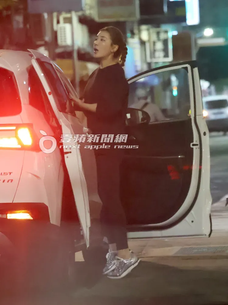 深夜近11點，胡瓜女兒小禎回頭叫在公園的Alan上多元計程車。特勤中心攝
