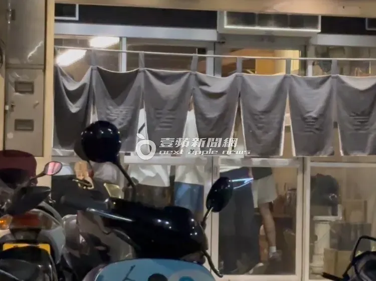 深夜10點多，胡瓜、小禎和男友Alan跟蕭敬騰、Summer夫婦，與20幾位親友團在餐廳慶生唱歌，切蛋糕拍照。特勤中心攝