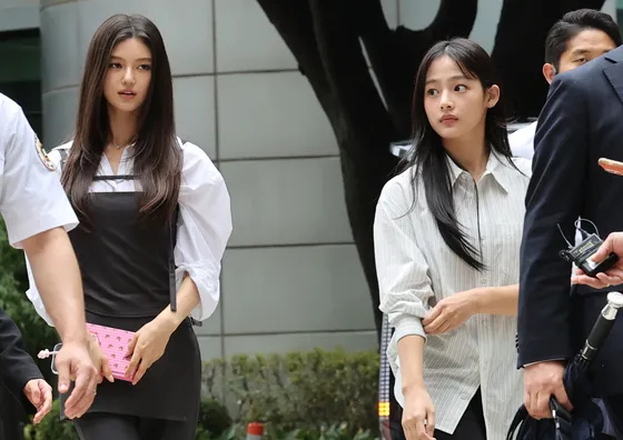 Minji（右）和Danielle上月出席第1次調解，今NewJeans全員缺席。翻攝韓聯社