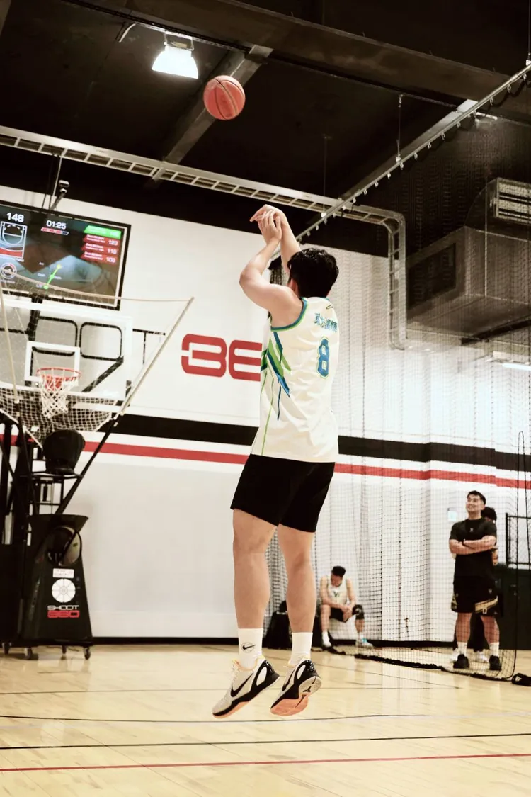 東方譯慷與TYC聯盟球員比三分球。濰視眼科提供