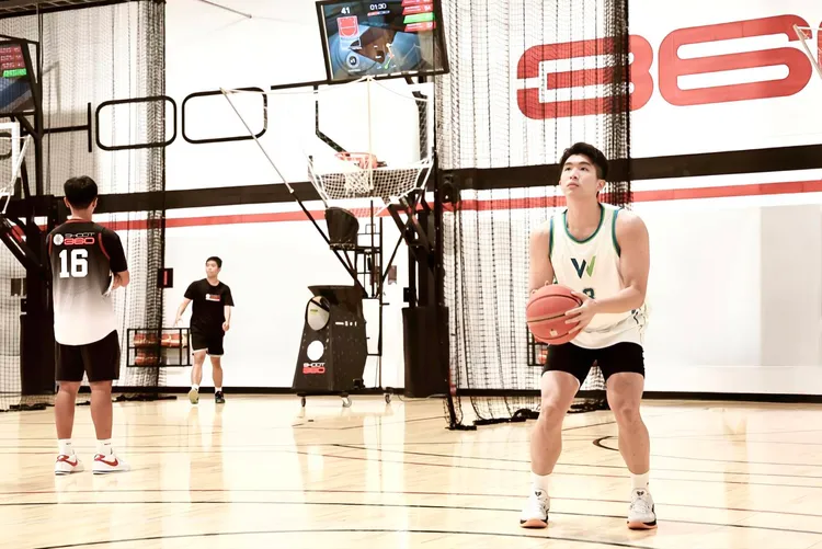 東方譯慷在Shoot 360 Taipei與TYC假日聯盟球員互動比賽。濰視眼科提供
