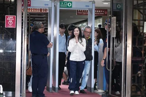 官司將重開羈押庭!應曉薇急PO學霸女兒畢業照:在倫敦要好好照顧自己