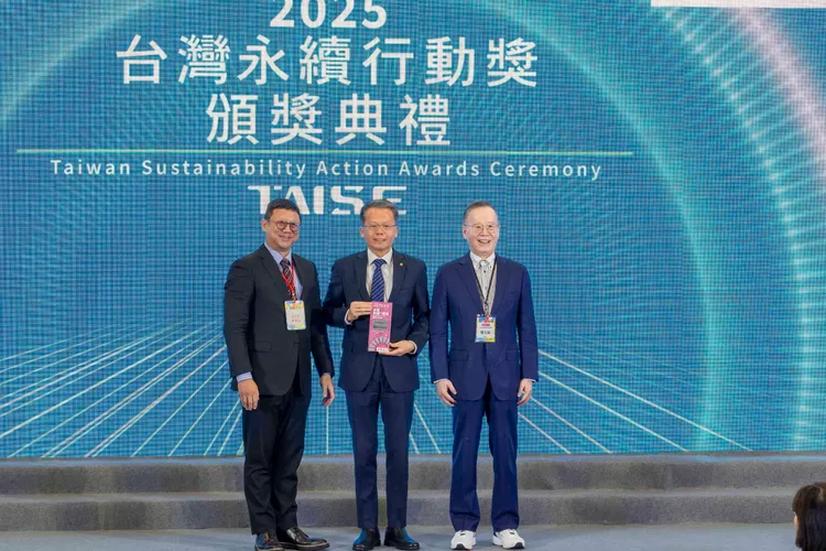 長榮航空榮獲此次台灣永續行動獎，總經理孫嘉明（中）親領由經濟部主任秘書莊銘池（左）手中接下獎項，並由台灣永續能源研究基金會董事長簡又新 （右）見證。長榮航空提供