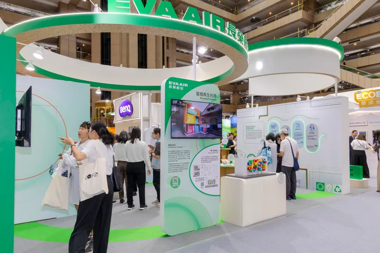 今年以「綠色天空．攜手同行」為主題，展出減碳策略與行動。長榮航空提供