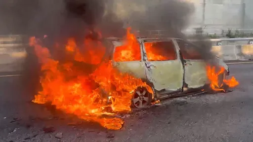 國道離奇火燒車!轎車燒到剩骨架 駕駛卻從「檢修梯」落跑