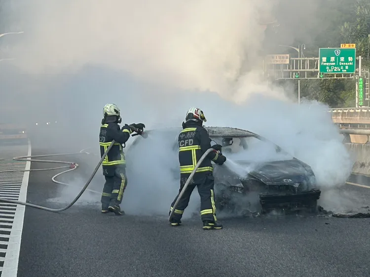 消防人員迅速撲滅火勢，但警方卻找不到駕駛。民眾提供