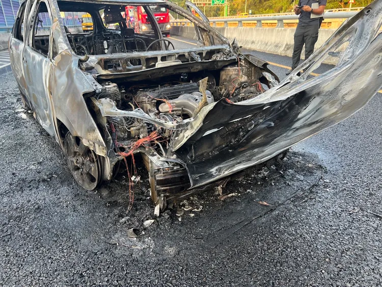 車子被燒成只剩骨架。民眾提供