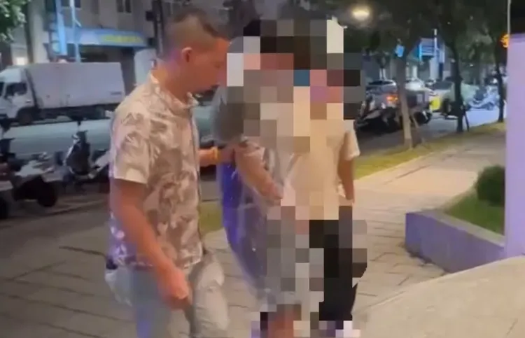 蘆洲警方於相距220公里的南投縣抓到林嫌，過程中嫌犯持西瓜刀拒捕，造成2名員警受傷。翻攝畫面