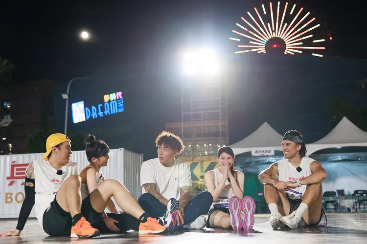 《全明星4》的黃隊，由壯壯領軍，包含彭尊、劉心語與Zing共同參賽，郭泓志（左三）到場加油。好看娛樂提供