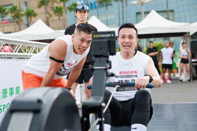 小鐘（中）臉色發白拚完賽，累壞直喊：「好想回台北。」好看娛樂提供