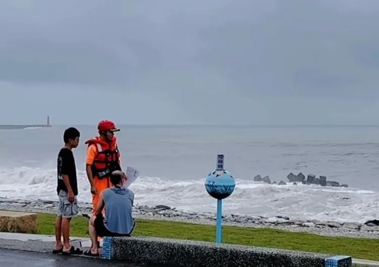 桦加沙发上台风警报发布　海巡东海岸劝离观浪游客