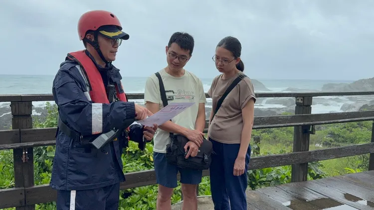 岸巡人員勸離觀浪遊客。海巡署東部分署提供