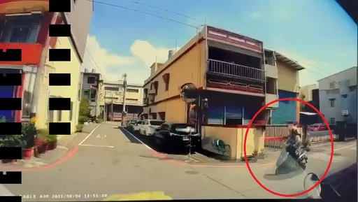 撞擊畫面曝光!苗栗貨車路口撞機車 女騎士昏迷送醫