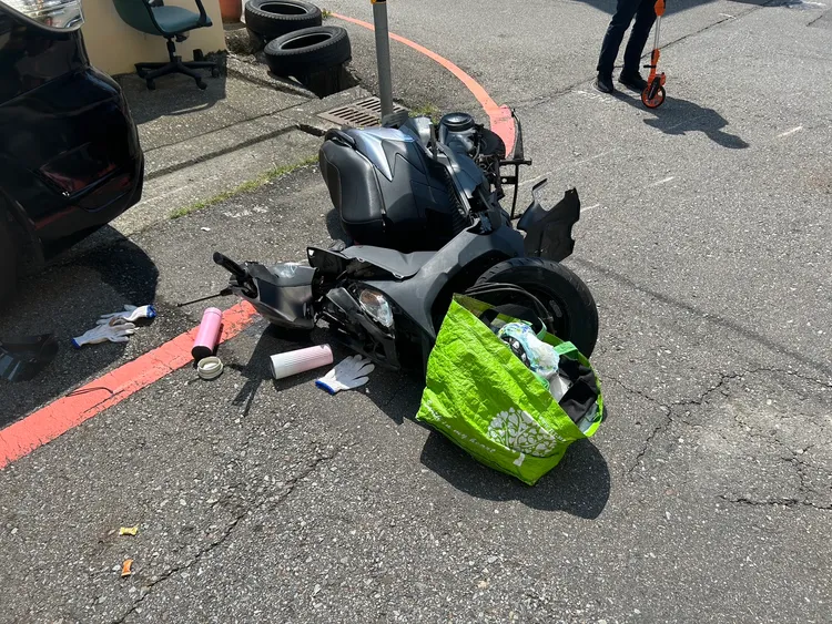 解女的機車。民眾提供