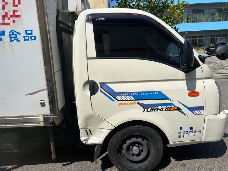 小貨車右側車門有明顯撞痕。民眾提供