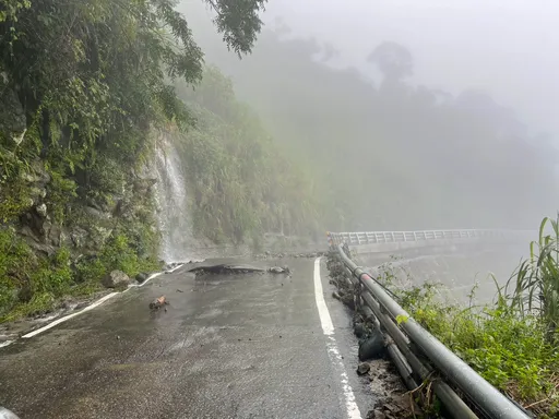 樺加沙豪雨肆虐!花蓮赤科山落石不斷 道路封閉請遊客暫勿上山