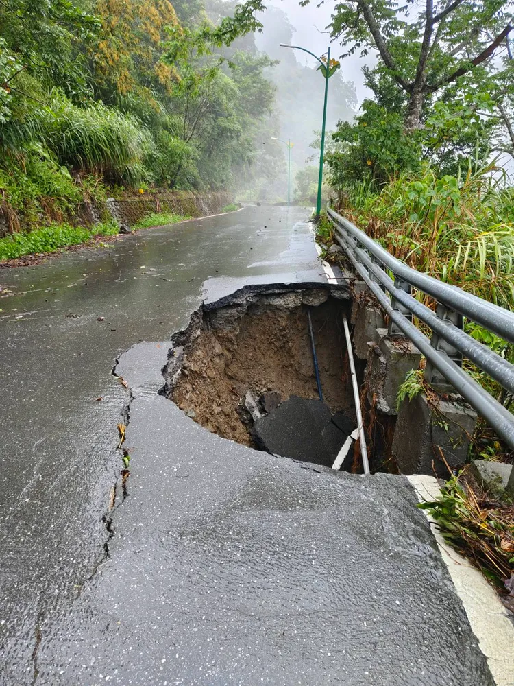赤科山區道路因豪雨毀損。鎮公所提供