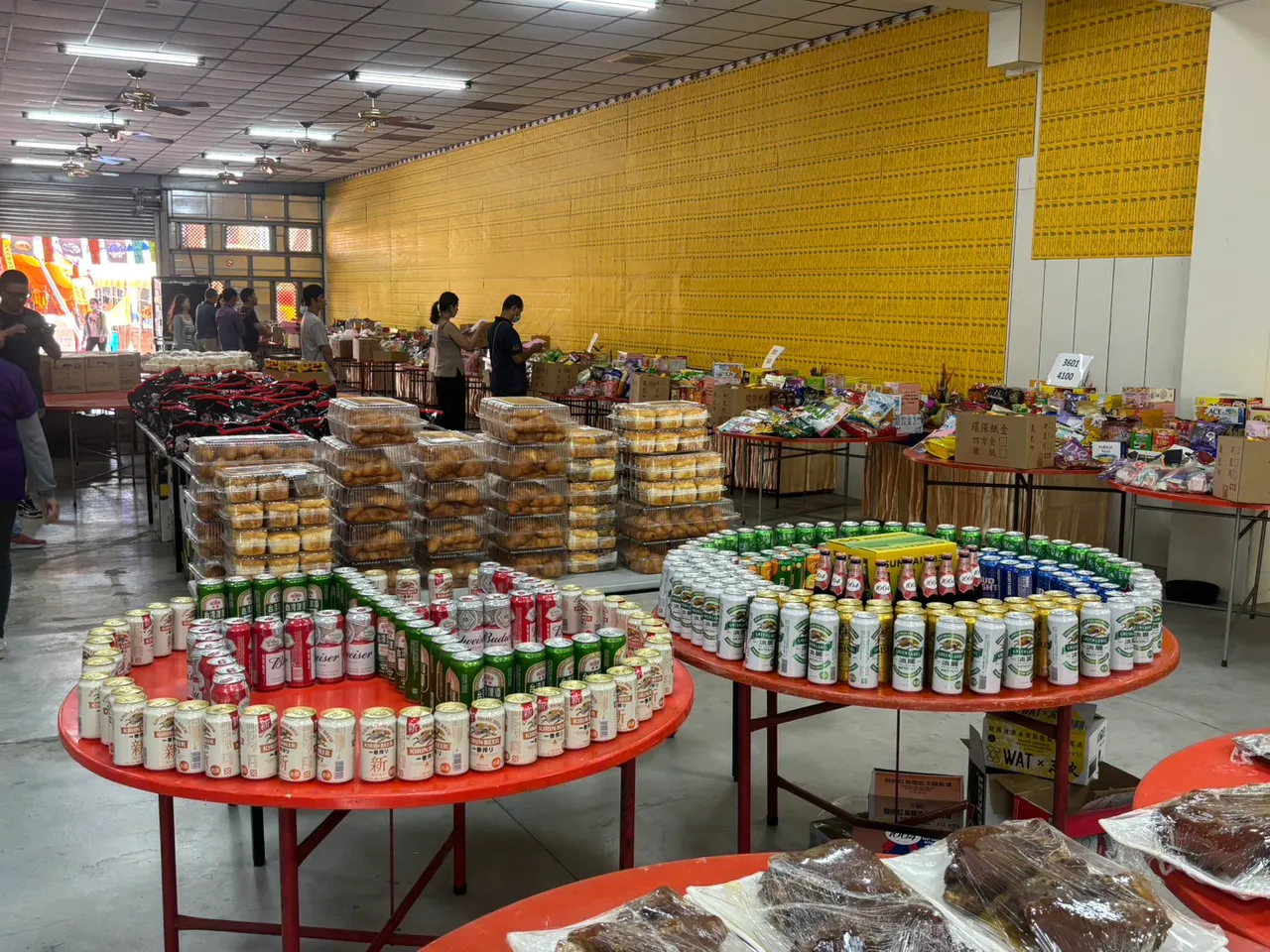 好市多商品摆满普渡供桌,不只烤鸡腿,饮料排成卍字形同样吸睛。好市多会员提供