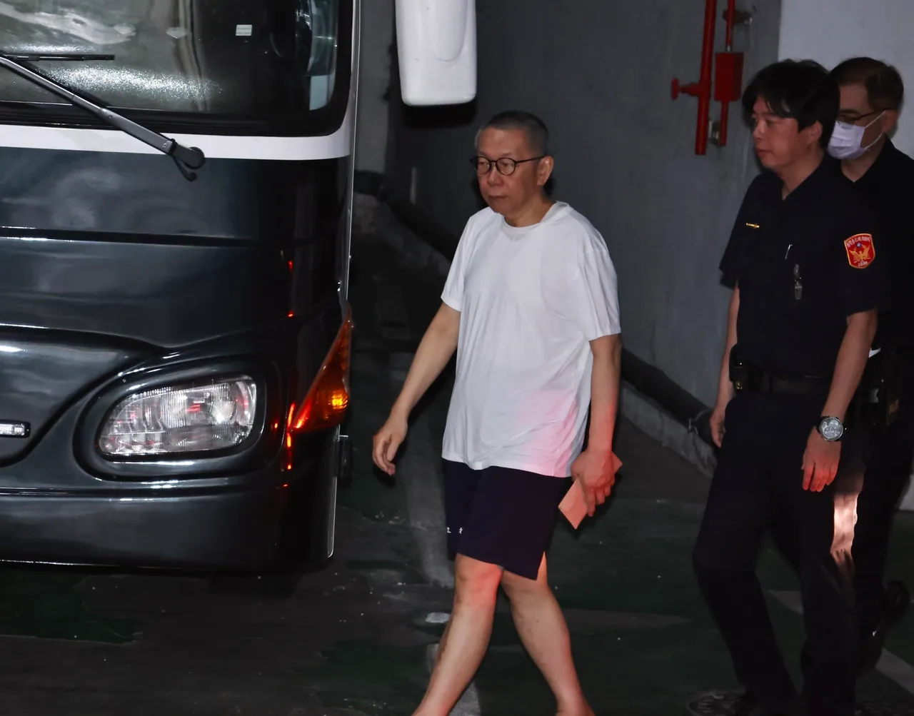 北院今午提讯柯文哲,待装设好电子脚镮、个案手机即可返家。庄宗达摄