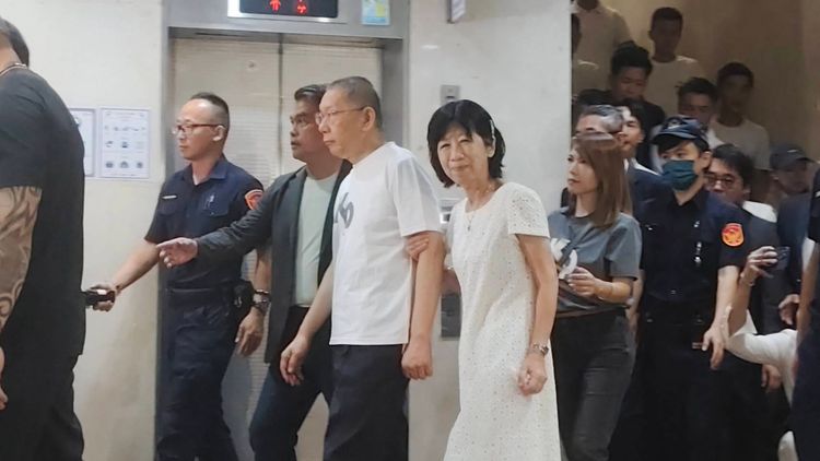 柯文哲關押363天重獲自由！先到廁所「這盆水」除穢　喊話小草「這些事」