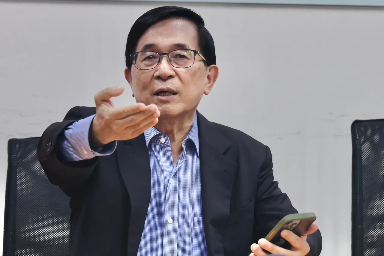 陳水扁任台北市長時繼續發放敬老金,並在總統大選提出長者津貼政見。資料照片